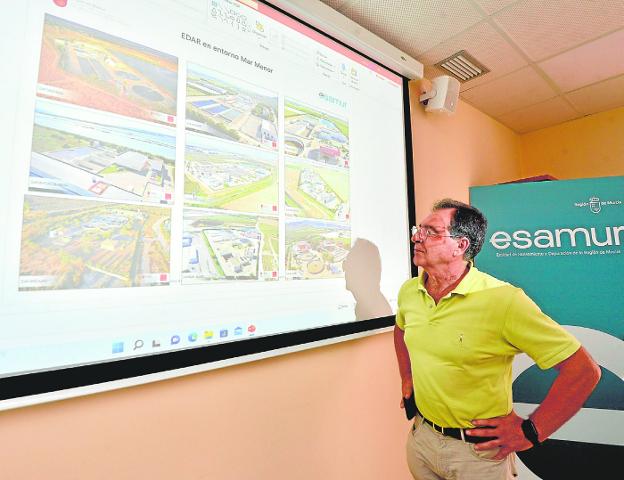 Esamur's technical director, Pedro Simón, in front of a map of treatment plants in the Mar Menor. 