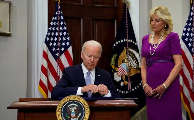 Joe Biden, this Saturday at the White House signing the new law on possession of weapons in the US.
