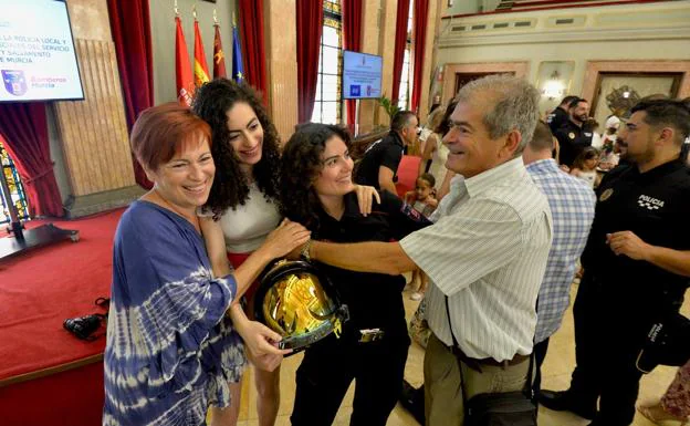 Irene Sánchez with her parents, Lola and José Antonio, and her sister Alicia, after her inauguration. 