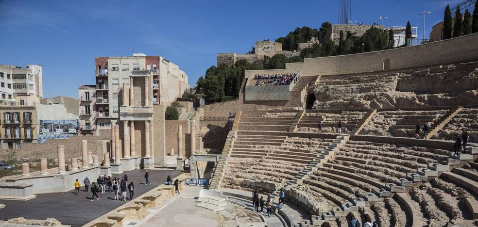 Puerto de Culturas organiza paseos en barco y rutas guiadas por el Teatro Romano y el Foro