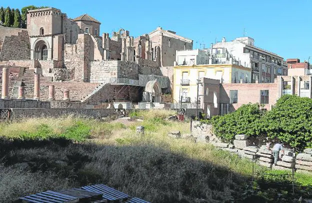 Area where the portico is buried, with the Roman Theater and the old Cathedral in the background. 