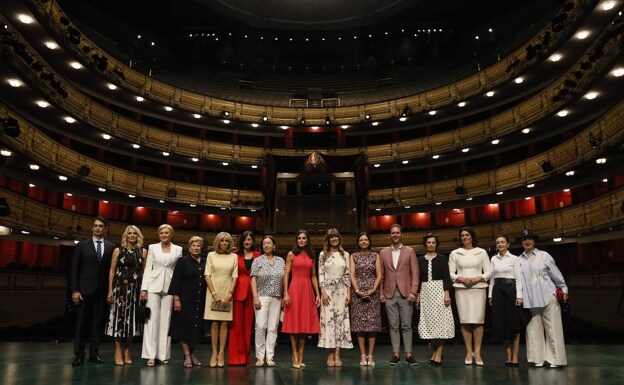 The attendees at the Royal Palace, with Queen Letizia in the center, on stage.