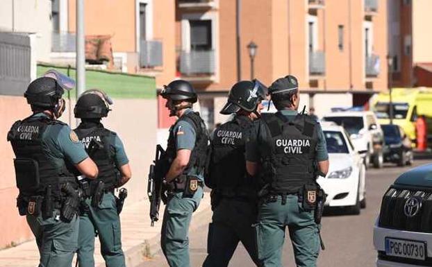 Members of the Civil Guard keep the area where the alleged perpetrator of the crime remains entrenched with hostages.