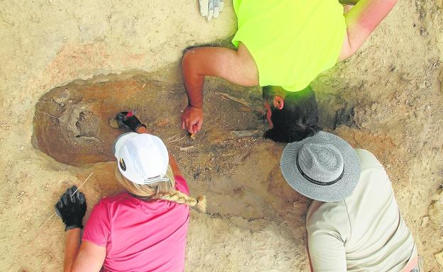 Three researchers, during the first excavations in the Roman villa of Villaricos, in Mula, last Friday. 