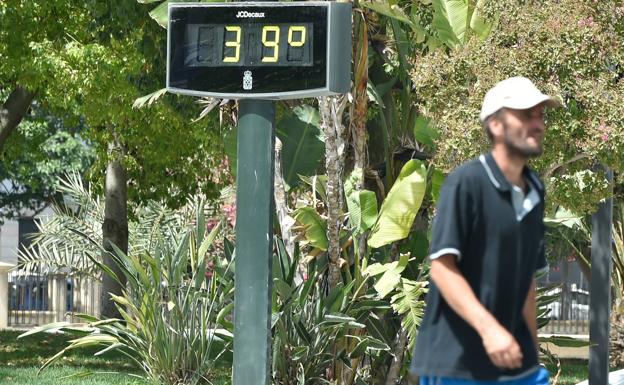 A thermometer marks 39 degrees in Murcia, during the heat wave in June.