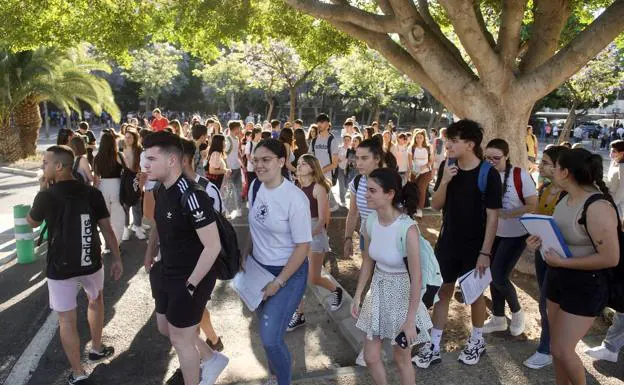 Dozens of students attend the Ebau in Murcia, on June 7. 