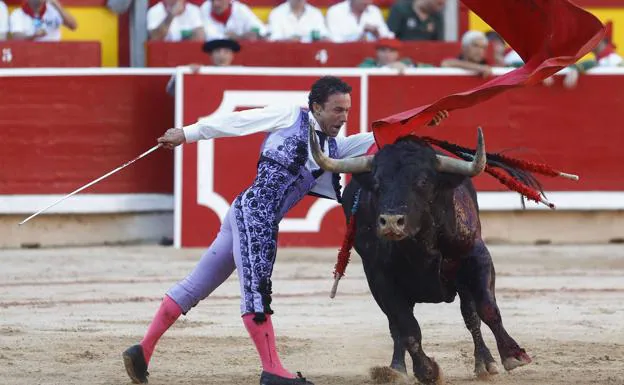 Rafaelillo fights without a jacket after suffering a tumble from his second bull, the fifth of the afternoon. 