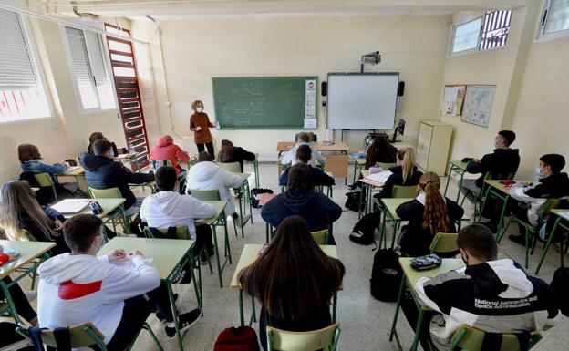 Alumnos en un instituto de Murcia en una imagen de archivo. /Vicente Vicéns/ AGM