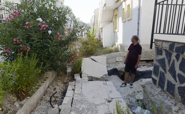 A neighbor observes the damage caused by the rains of September 2014 in his home in Camposol. 