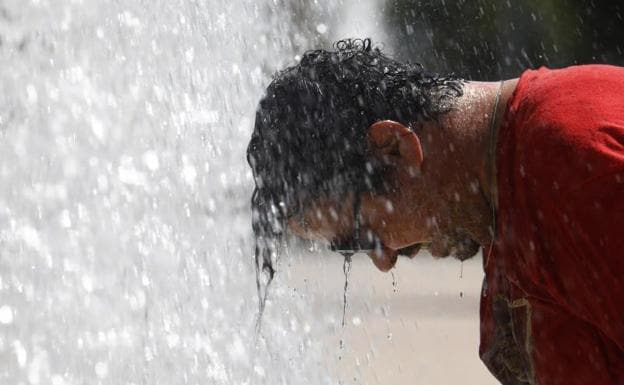 A man cools off in a fountain in Córdoba. 