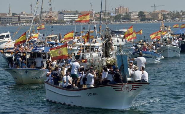Several boats accompany the Virgen del Carmen during the pilgrimage held this Saturday in San Pedro.