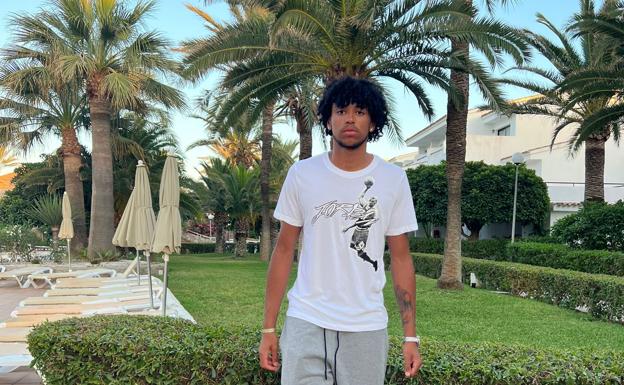 Izan Almansa in Ibiza, where he spent a few days on vacation after the U-17 World Cup. 