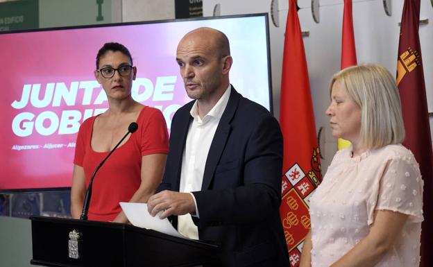 Enrique Lorca, in the center, accompanied by the councilors Teresa Franco and Ainhoa ​​Sánchez, at the presentation of the budgets of the Murcia City Council this Friday. 
