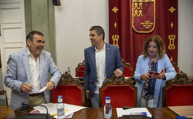 López, with the mayors of MC Jesús Giménez and María José Soler, at the beginning of the plenary session this Tuesday. 