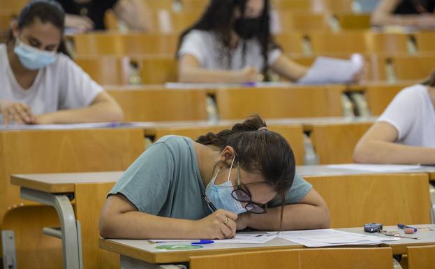 A student takes one of the Ebau exams in a UPCT classroom, in a file photograph.