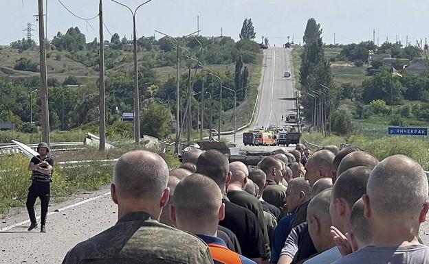 Image of a Ukrainian prisoner exchange with Russia during the war. 