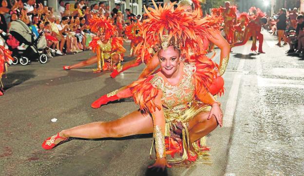 Members of one of the peñas staged one of their choreographies during last night's parade. 