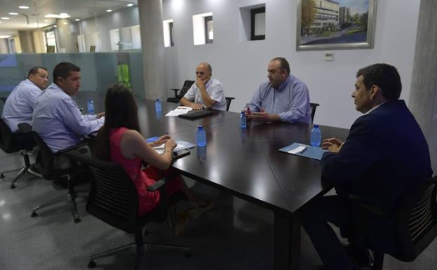 Work meeting held this Tuesday between the councilor Díez de Revenga and representatives of the concessionaire companies.