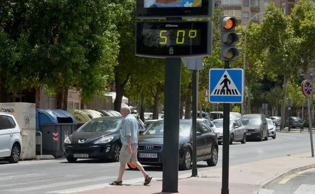 A thermometer shows 50 degrees in Murcia during the second heat wave this summer. 