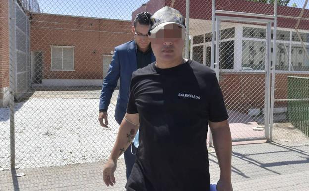 The alleged Count Nacho Jacob, this Friday, upon leaving the Sangonera prison, together with his lawyer, Raúl Pardo-Geijo. 