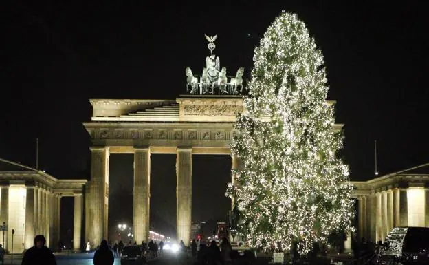 The Brandenburg Gate (Berlin) illuminated at Christmas. 