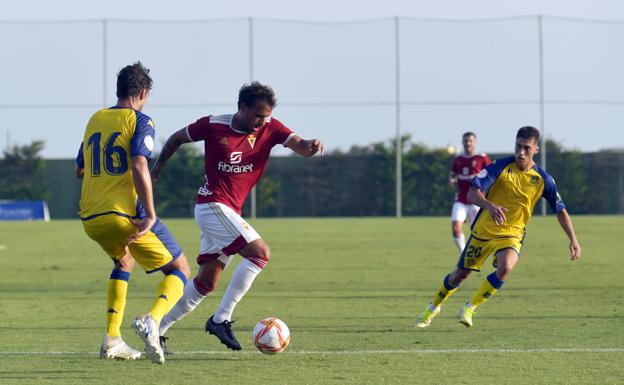 Pedro Léon drives the ball under pressure from a rival, in the match against Alcorcón.