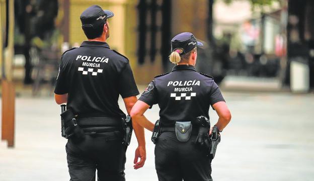 Two agents of the Local Police, yesterday, patrolling through the center of Murcia. 