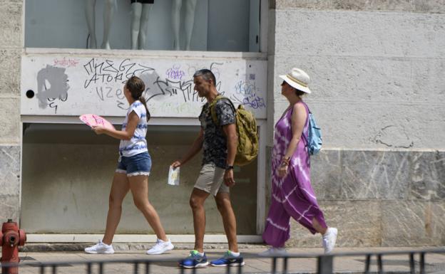 Three people walking through the center of Murcia in the middle of a heat wave, in a file image. 