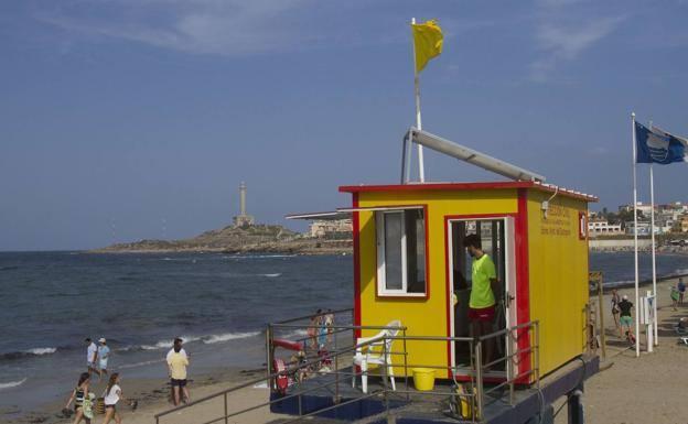 A surveillance post on a beach in Cabo de Palos raises the yellow flag, in a file image.