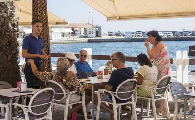 A waiter attends to some tourists in Cabo de Palos in a file image.