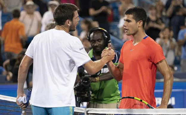Norrie greets Alcaraz after beating him.