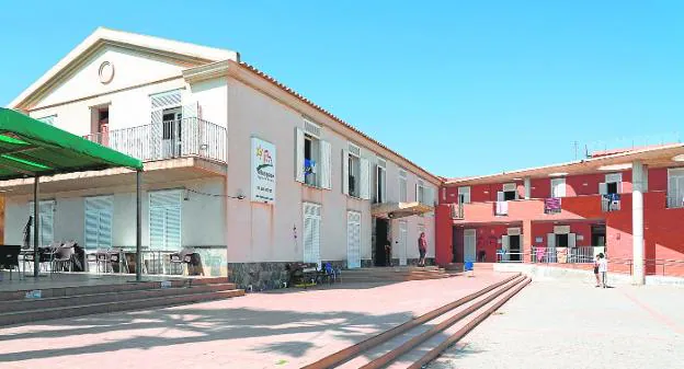 Facilities of the Puntas de Calnegre hostel, which take advantage of part of the premises of an old barracks. 