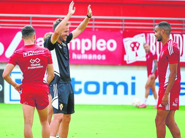 Sergi Guilló, assistant coach of Real Murcia, jokes with Pablo Ganet in yesterday's training session at the Enrique Roca. 