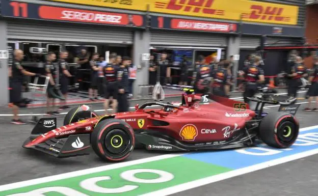 Carlos Sainz arrives at the Ferrari box at the Spa-Francorchamps track. 