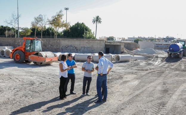 Casalduero (i) and technicians in the area of ​​the works that will be enabled as a step towards the fairgrounds. 