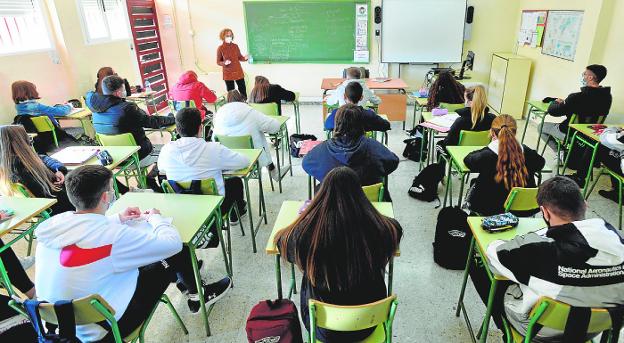 Secondary school students from the Sanje de Alcantarilla institute, in class. 