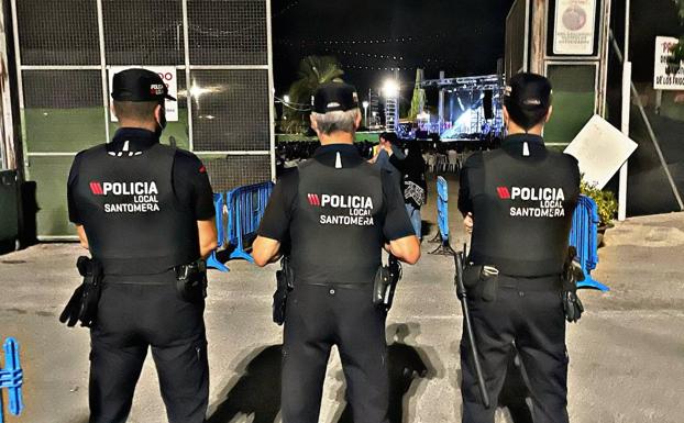 Three agents of the Local Police of Santomera, in the party area.