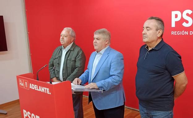 The general secretary of the UGT, Antonio Jiménez (left);  the general secretary of the PSOE, José Vélez (centre);  and the leader of the CCOO, Santiago Navarro (right), this Monday, after their meeting on the Pact for infrastructures. 
