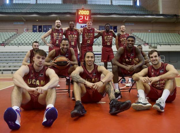 The entire UCAM CB Murcia squad poses for LA VERDAD, at the Murcia Sports Palace. 