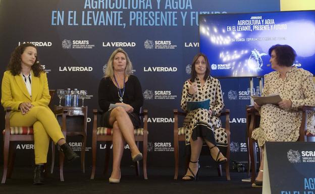 From left to right: Ana Hernández, Belén Castellano, Remedios García and Pilar Benito, during the first technical table of the second day of the forum. 