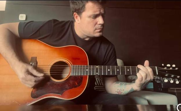 Dani Martín has made a song to ask for the return of his guitar.