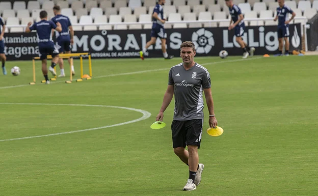 Luis Carrión prepares one of the exercises during training at the Cartagonova. 