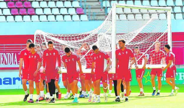The Real Murcia squad carries a goal last Friday at the training session held at the Enrique Roca stadium. 