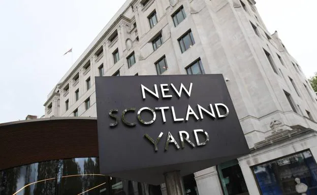 Scotlland Yard notes that more than 1,200 offenders remained at their posts despite inappropriate behaviour. 