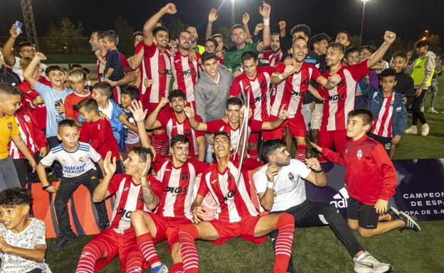 The El Algar players celebrate their victory against Melilla UD last night. 