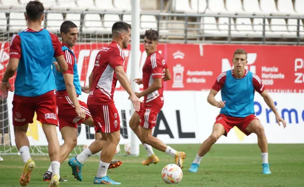 The Real Murcia squad, training on the Enrique Roca pitch this Friday. 