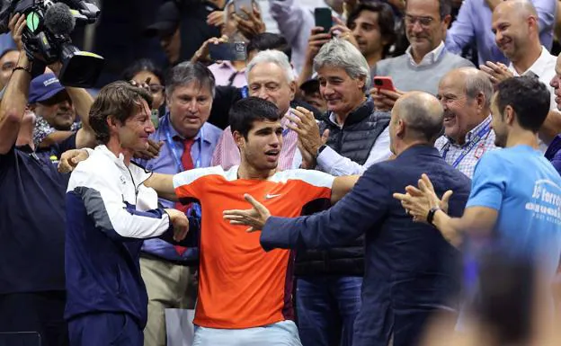 Carlos Alcaraz celebrates his victory at the US Open with Juan Carlos Ferrero and the rest of his team.