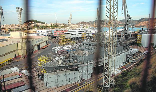 The 'Turia' minesweeper, in the Navantia Repair Unit, and in the background three luxury yachts that are also undergoing revisions. 