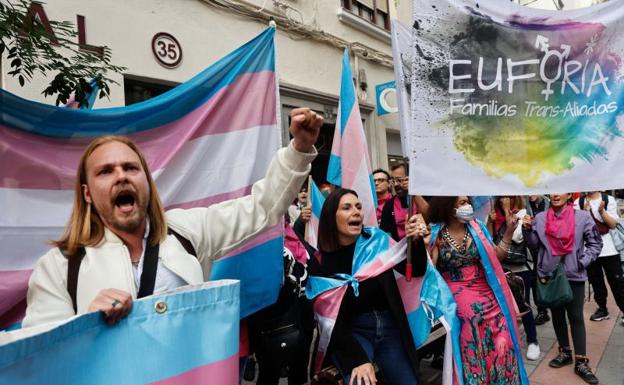 Demonstration called by the Trans Platform in front of the PSOE headquarters this Friday. 