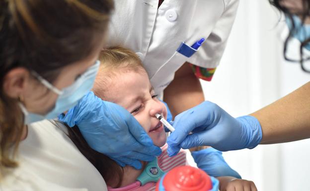 एल कारमेन स्वास्थ्य केंद्र की नर्सें इस बुधवार को मर्सिया में फ्लू के टीके की एक इंट्रानैसल खुराक का प्रबंध करती हैं। 